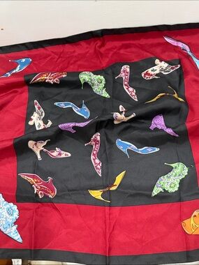 The Metropolitan Museum of Art Red & Black Decorative Silk Scarf 🧣